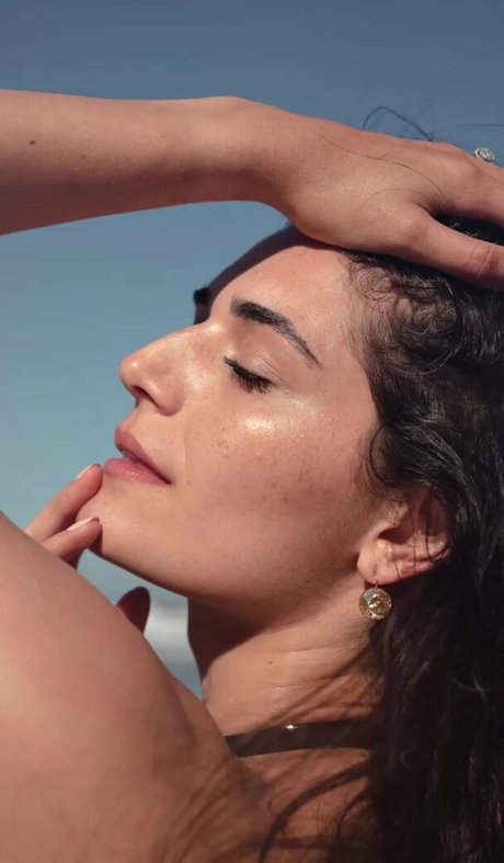 裸の女の子オンリーファンズ ホットヌード 写真