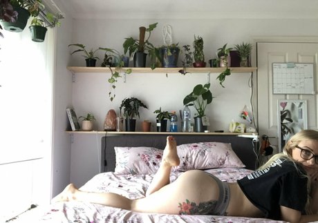 naughtyhortyxo スター 裸 写真