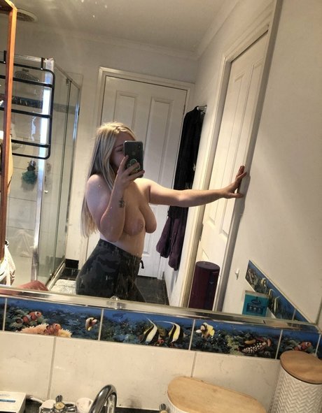 naughtyhortyxo セクシーモデル 写真