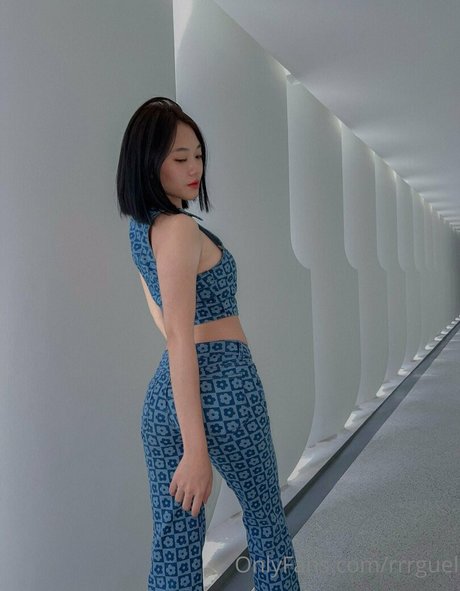 黒檀ペッギングオンリーファンズ エロチック 写真