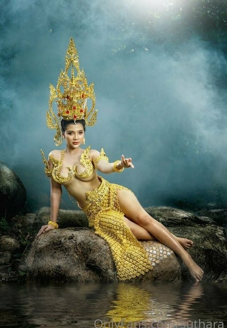 suthara トップモデル 写真