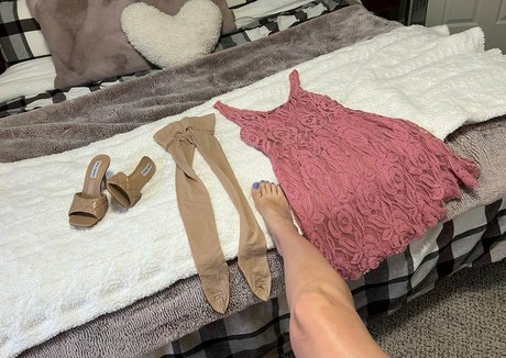 fayelinaplays アダルトスター 写真