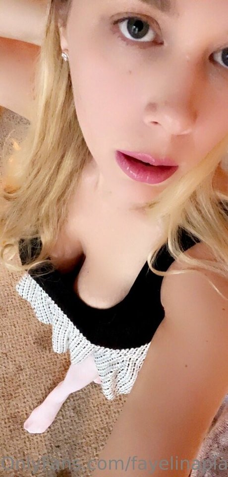 fayelinaplays エロティックなポルノスター 写真