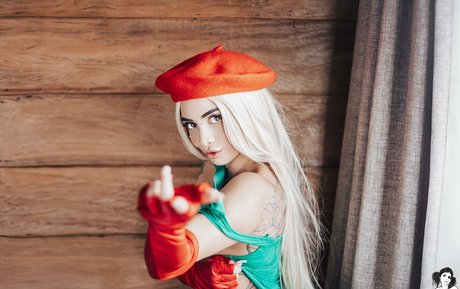 黒髪の熟女オンリーファンズ アートヌード 画像