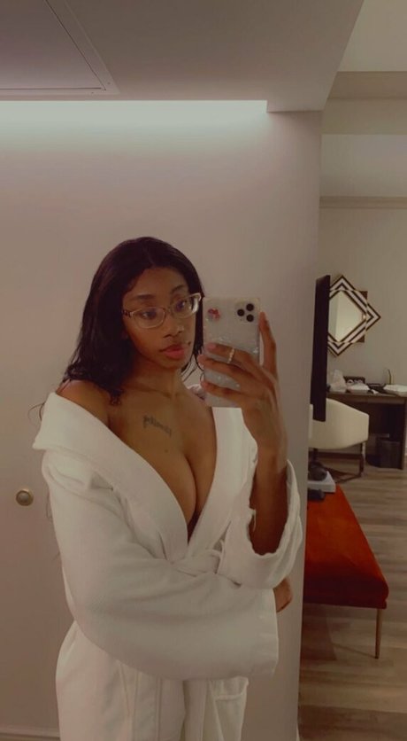 womanflo モデル 写真