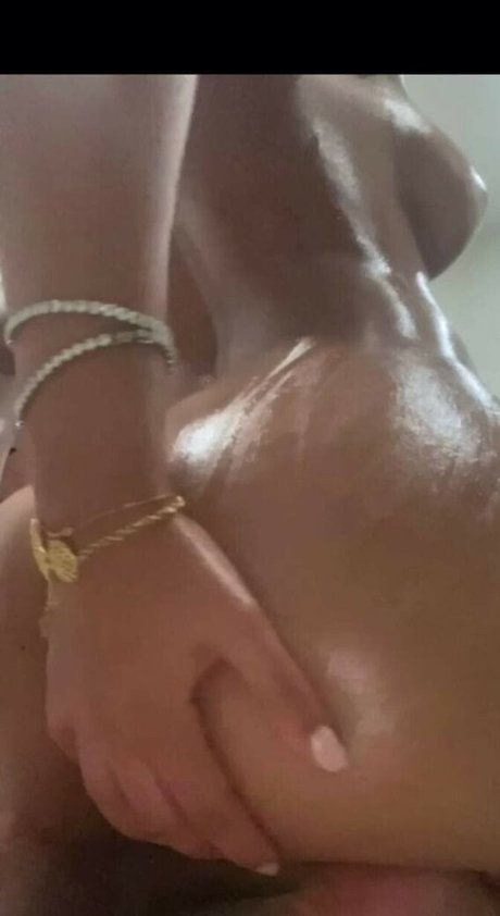 Omaima Benamre ヌードモデル 写真