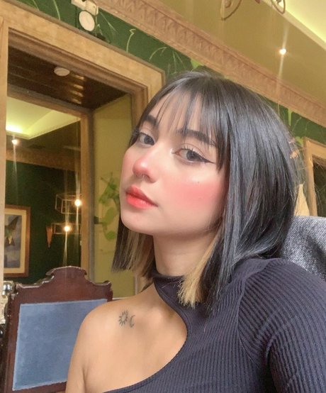 お尻を広げるオンリーファンズ アート裸 アーカイブ