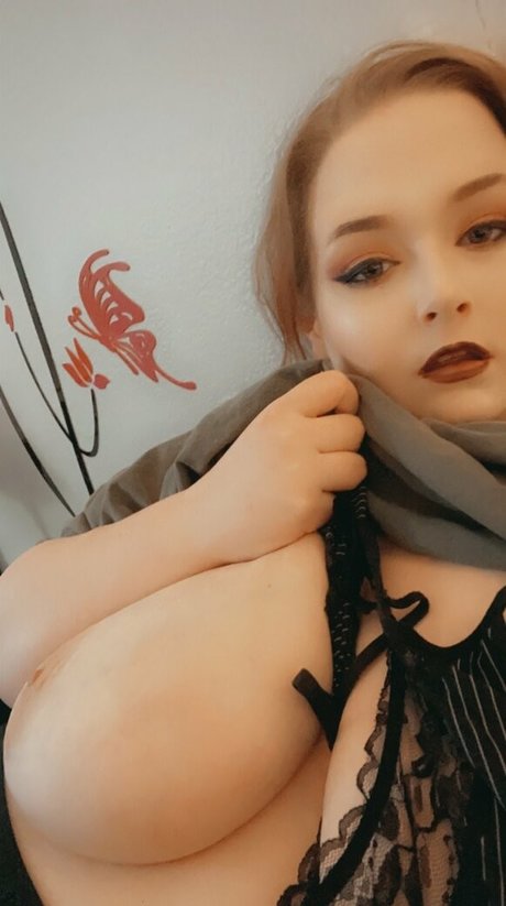 肉厚熟女オンリーファンズ ヌード 写真