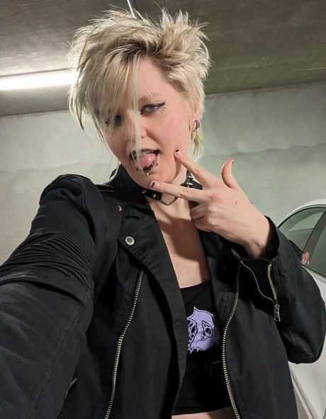 Demongirlcock 裸の女優 写真