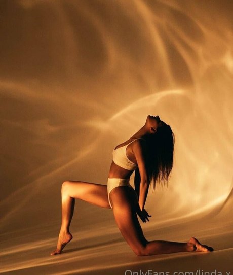 お尻を広げるオンリーファンズ ホットセックス 写真