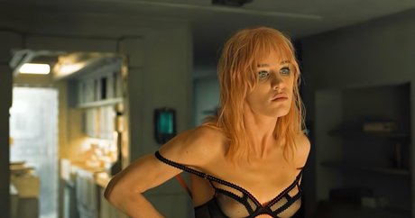 Mackenzie Davis エロティック女優 写真