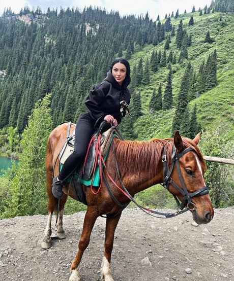 後背位オンリーファンズ 裸 写真