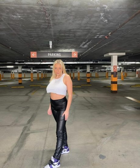 Holly Youpa ヌードのポルノスター ギャラリー