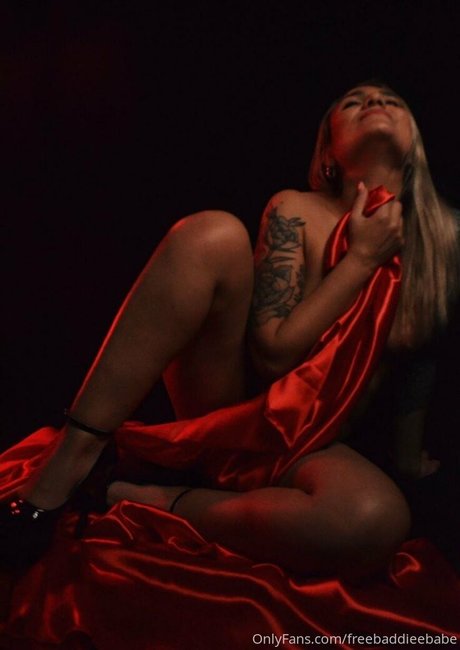 freebaddieebabe セクシーなポルノスター 写真