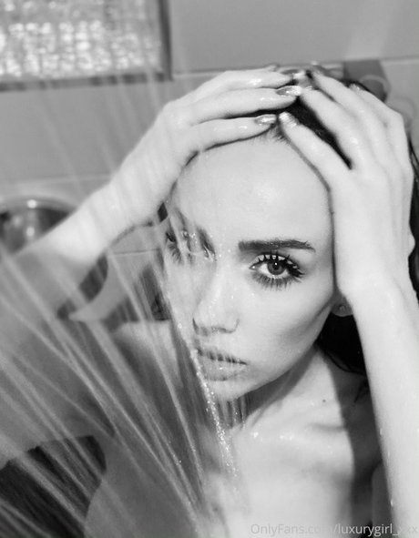 ミラーセルフィーオンリーファンズ 無料アダルト 画像