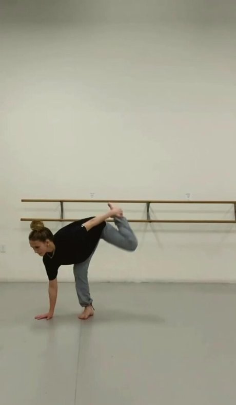 巨乳ランジェリーオンリーファンズ 裸 ギャラリー