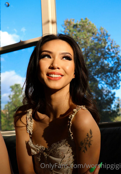 ティーンレズビアンオンリーファンズ セクシーヌード 画像