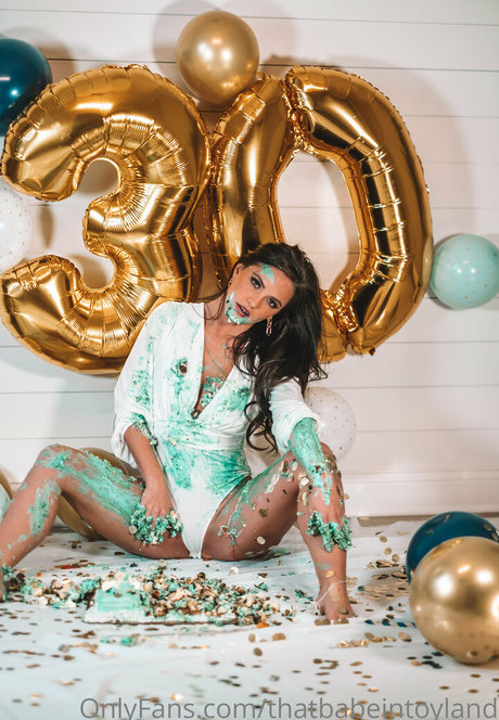 パイズリ オンリーファンズ セクシー 写真