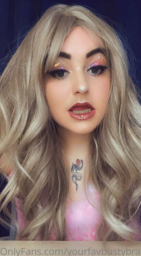 yourfavbustybrat ポルノスター 美しい 写真