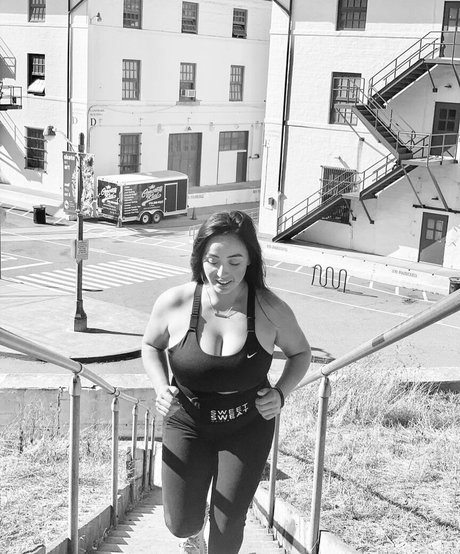 フェラチオ ティーン オンリーファンズ ポルノグラフィック 画像