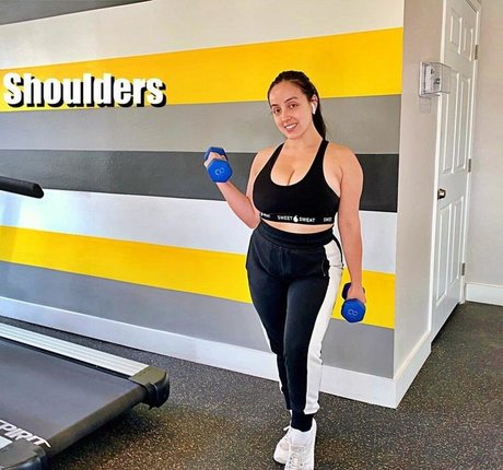 曲線美のランジェリーオンリーファンズ ヌード 画像