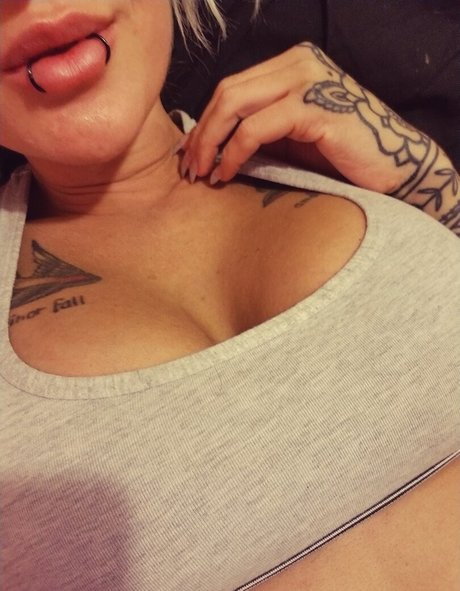 熟女オーガズムオンリーファンズ ポルノ 画像