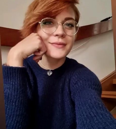 Caroline Haas アート女優 写真