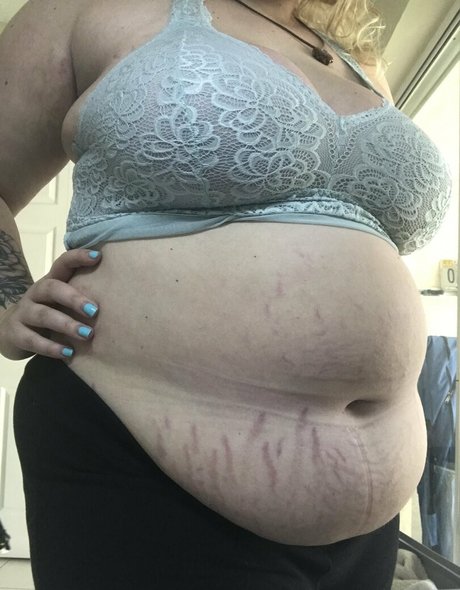 belly love 裸のモデル 写真