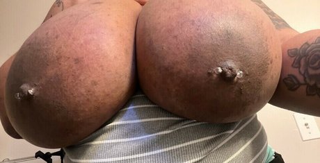 ChellMzDonald 裸のモデル 写真