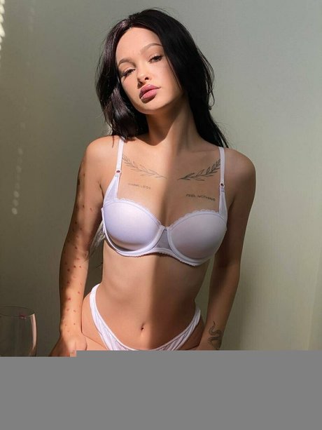 スキニーモデルオンリーファンズ 無料ヌード 写真