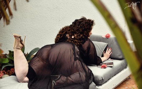 セクシーなブルネットのオンリーファンズ アートヌード 写真