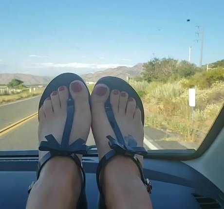 小柄な足オンリーファンズ ホットセックス 画像