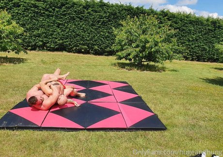 hugeandhung 無料女優 写真