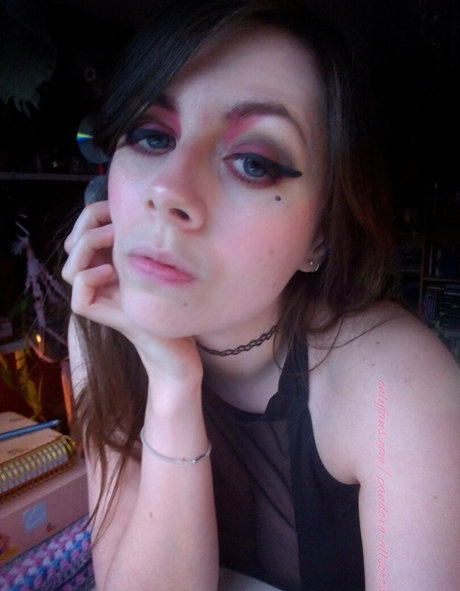 カーリーエボニーオンリーファンズ セクシーヌード 画像