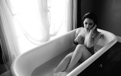 ティーンのバックスタイルオンリーファンズ アート裸 画像