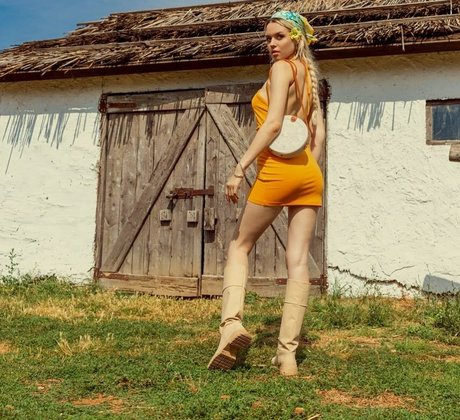 corni__ ホットモデル 写真