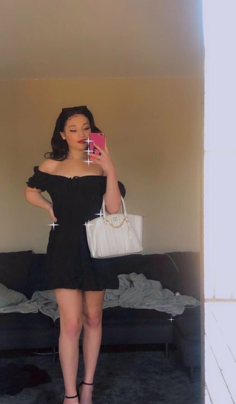 尖ったおっぱいオンリーファンズ 裸 写真