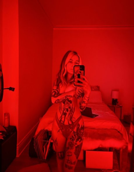 simpwhisperer ヌードスター 写真