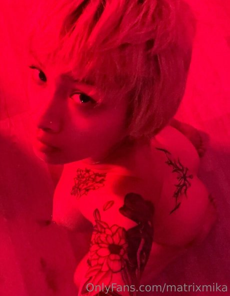 巨乳で痩せているオンリーファンズ ポルノ 画像