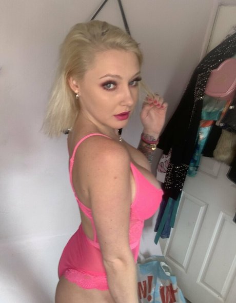 かわいいブロンドのオンリーファンズ エロ 画像