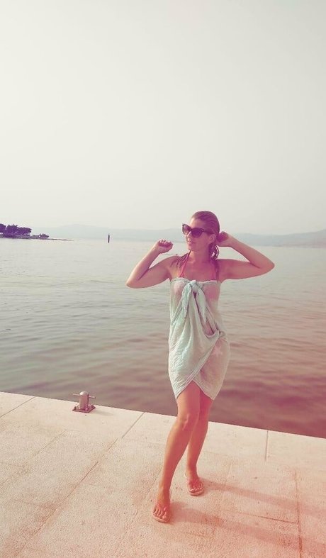 柔軟なティーンオンリーファン 美しいヌード 画像