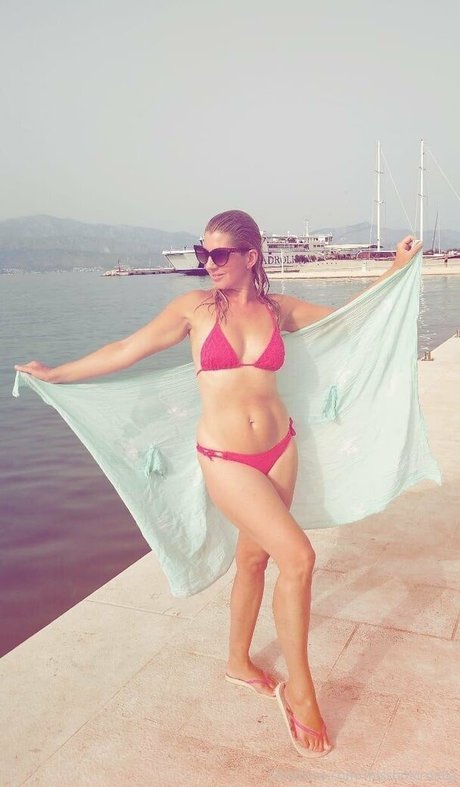 指マン 潮吹き オンリーファンズ 裸 写真