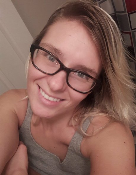 ティーンレズビアンオンリーファンズ 無料アダルト 画像