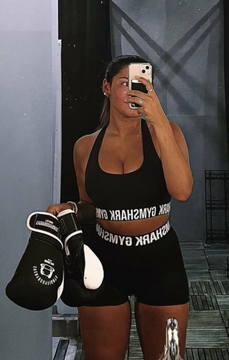 曲線美のランジェリーオンリーファンズ 無料xxx 画像