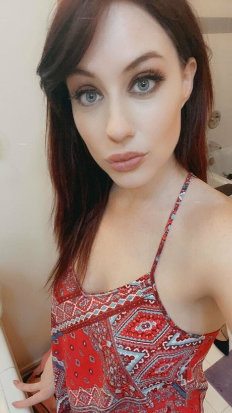 裸の女の子オンリーファンズ HD 写真