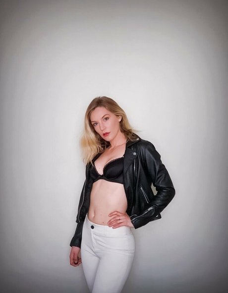 モデルファックオンリーファンズ アート裸 写真