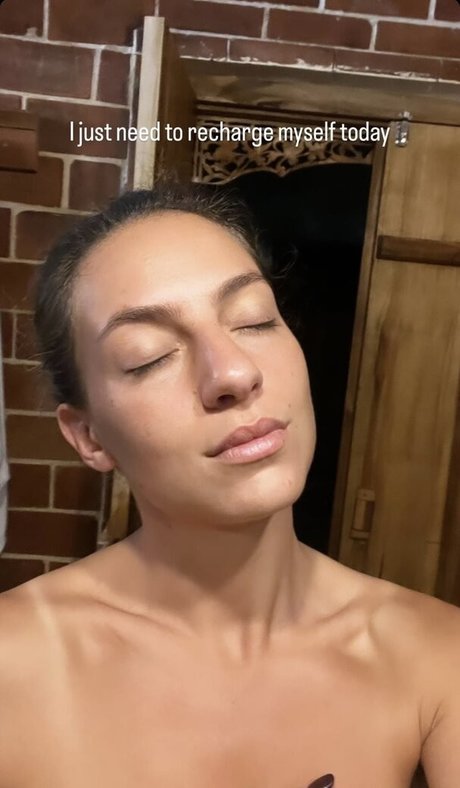 Ariel Kahana セクシーモデル 写真