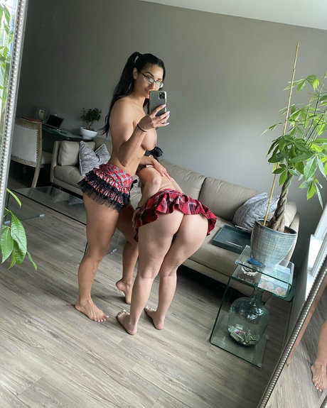 熟女 2P オンリーファンズ セクシーヌード ギャラリー