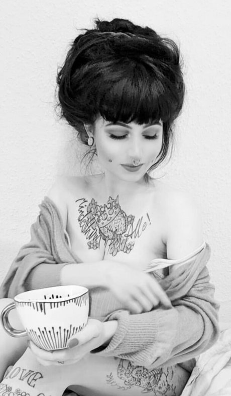 ワックスオンリーファン ヌード 写真