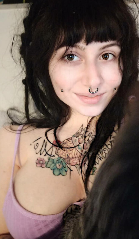 パイズリ オンリーファンズ エロチック 写真